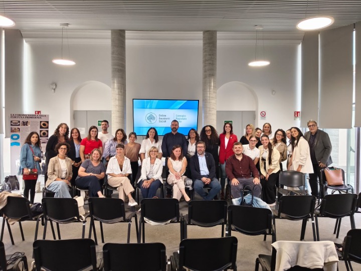 La foto di gruppo a fine lavori: consiglieri/e e iscritti/e insieme davanti al logo del Consiglio regionale.